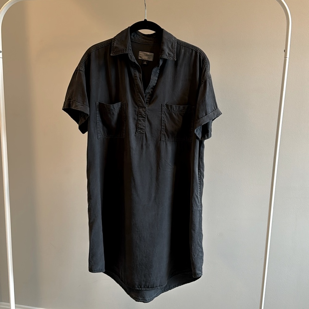Short sleeve casual dress.